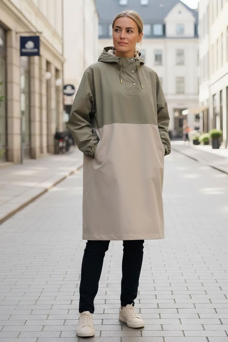 Läcker regnponcho i 2 färger